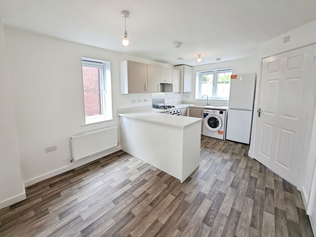 Property photo 3 of 10 Kitchen Dining