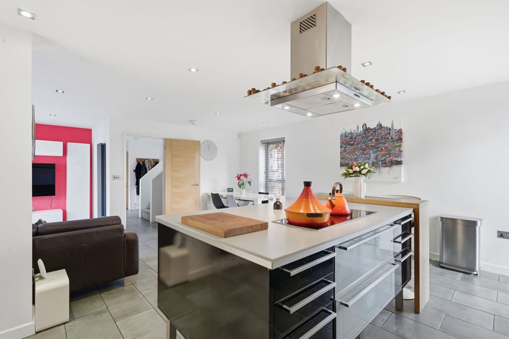 Property photo 2 of 36