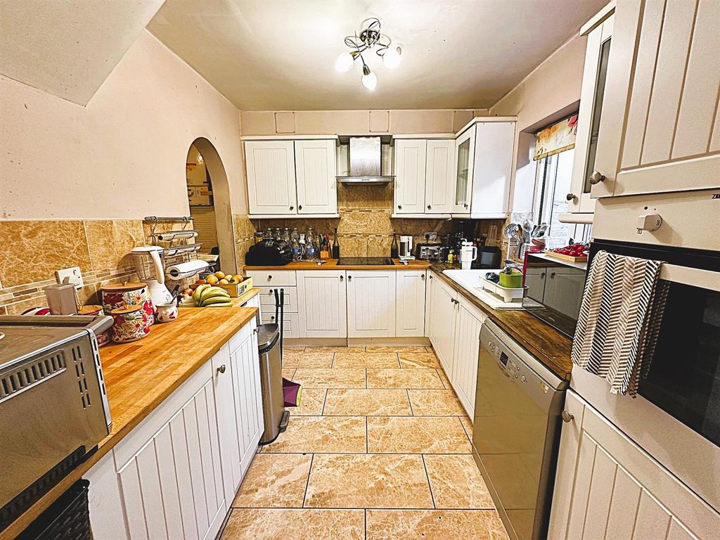 Property photo 2 of 10 11.Jpg