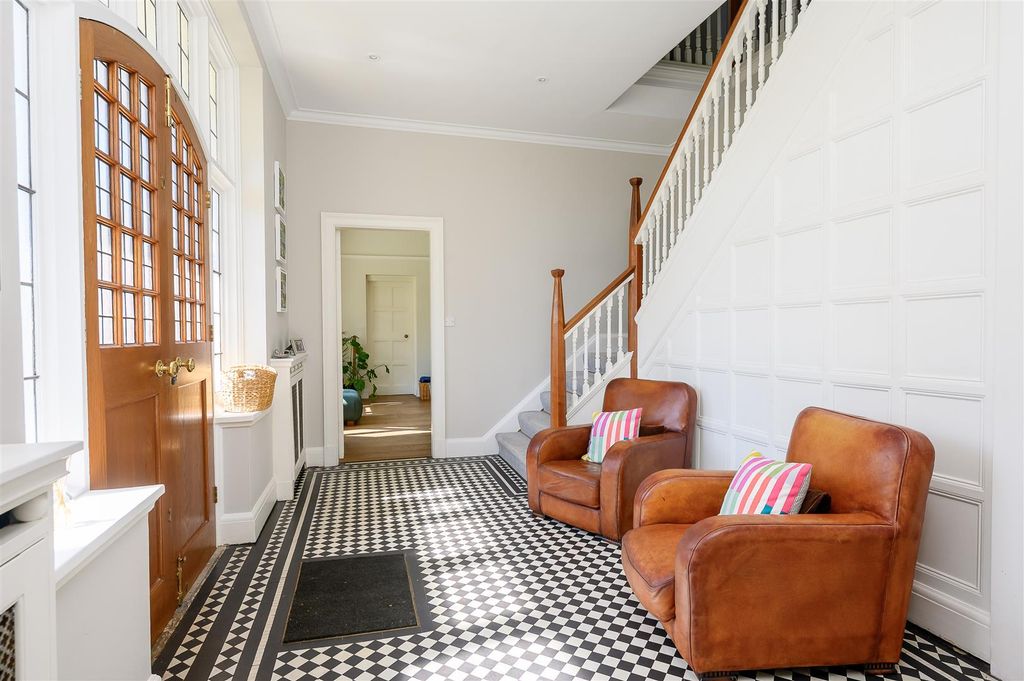 Property photo 3 of 35 Entrance Hall