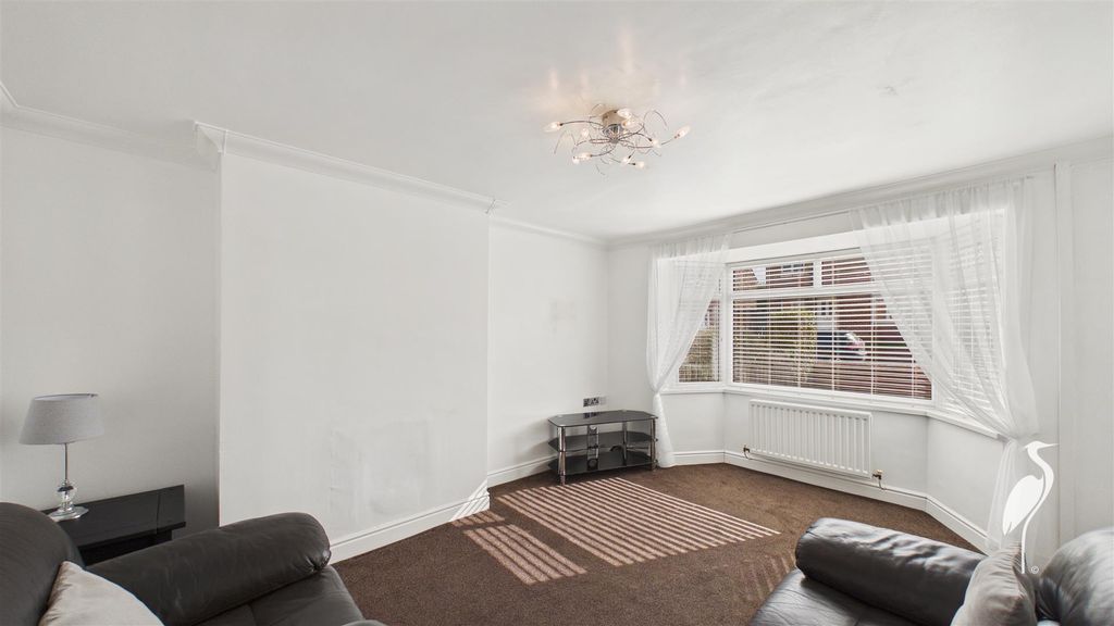 Property photo 3 of 20 Lounge