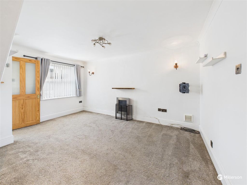 Property photo 2 of 17 Lounge