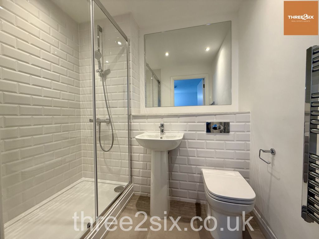 Property photo 3 of 8 Ensuite