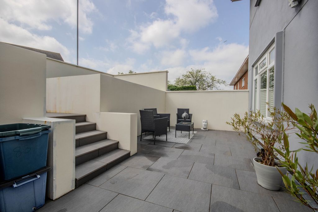 Property photo 2 of 25