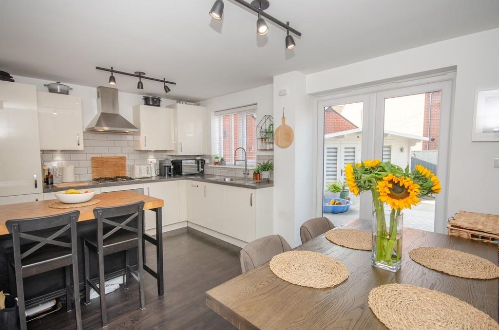 Property photo 3 of 18 Kitchen-Diner.Jpg