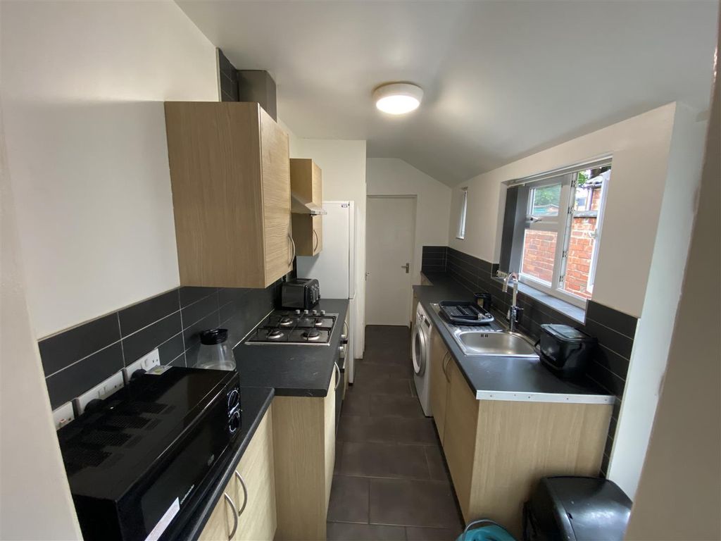 Property photo 2 of 25 Shared Kitchen
