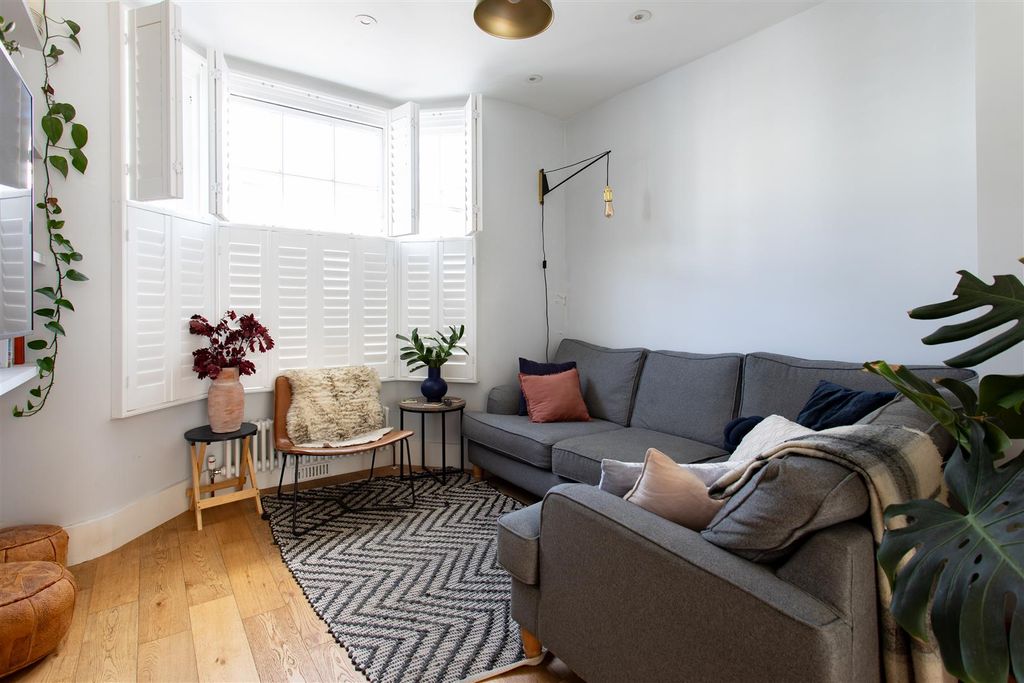 Property photo 2 of 31 38 Century Road