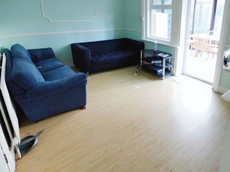 Property photo 3 of 16 Lounge