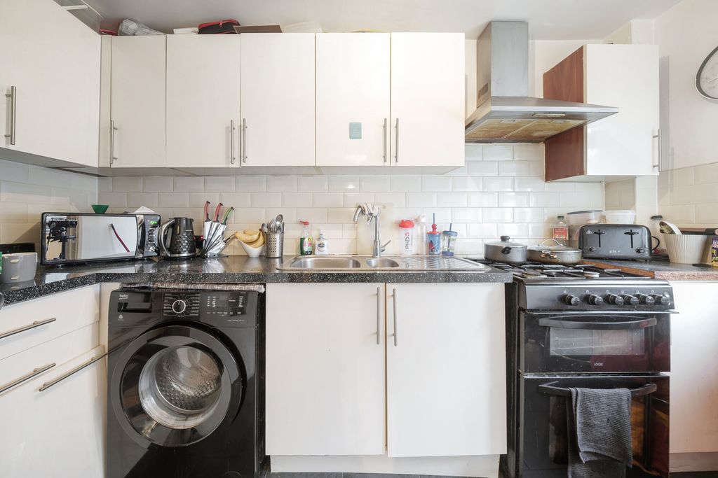 Property photo 3 of 7 Kitchen