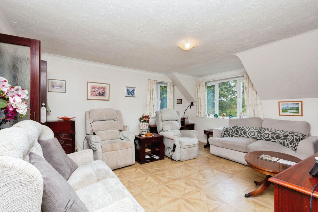 Property photo 3 of 11 Lounge