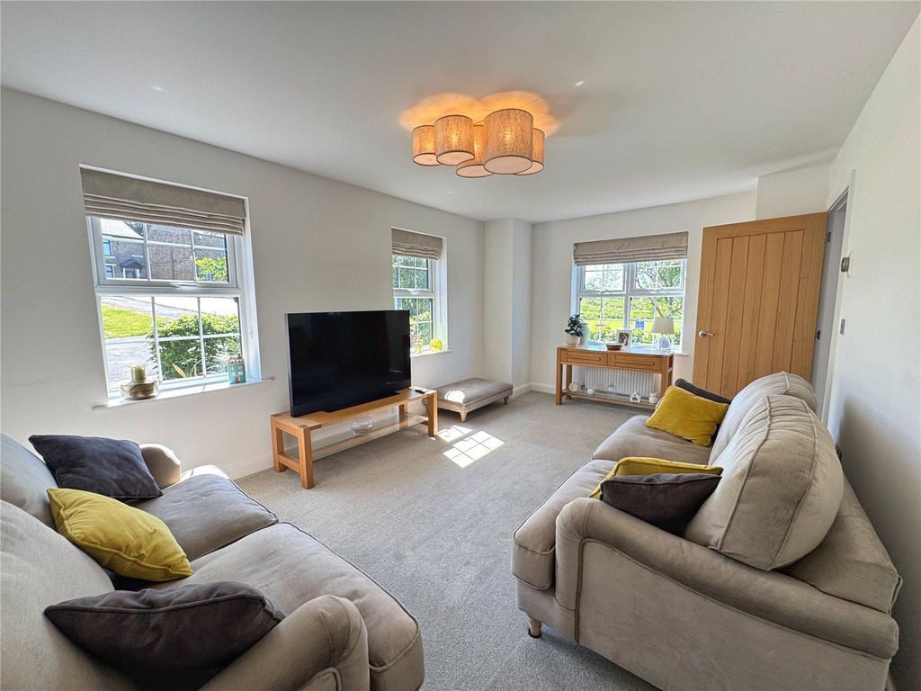Property photo 2 of 35 Twin Aspect Lounge