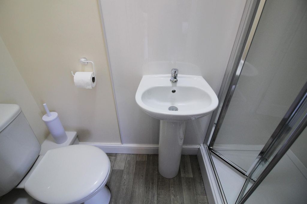 Property photo 3 of 7 Bathroom