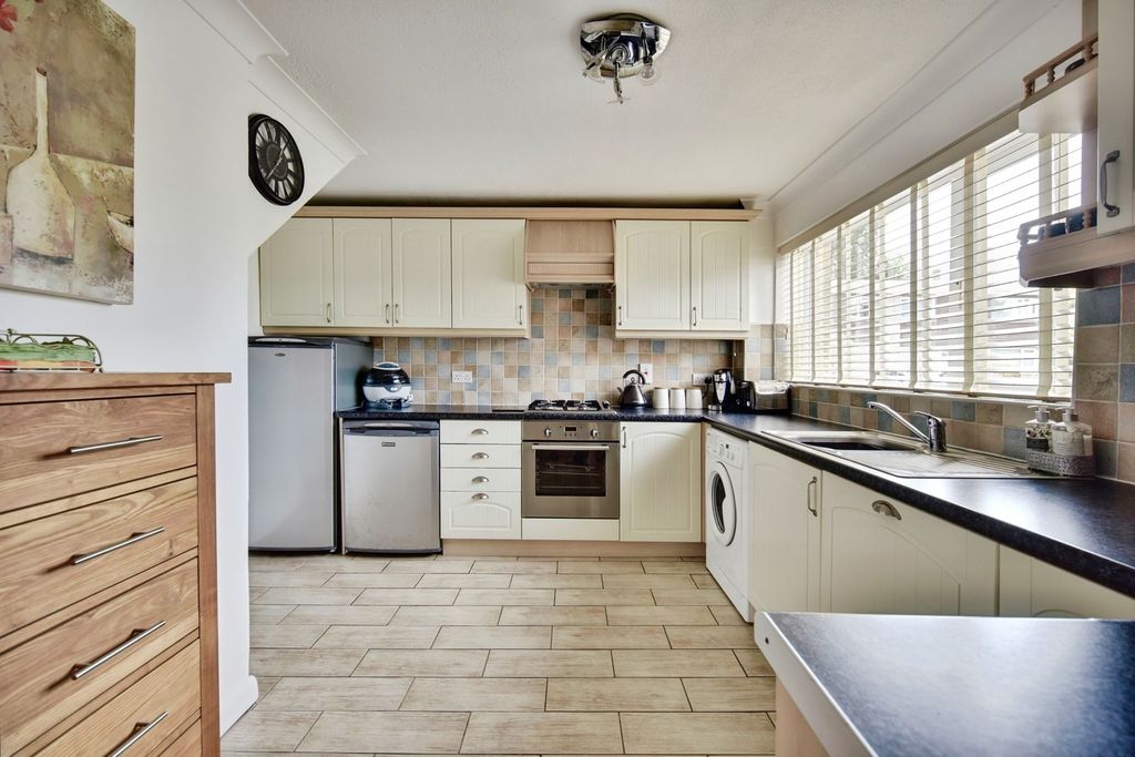Property photo 3 of 17 Kitchen