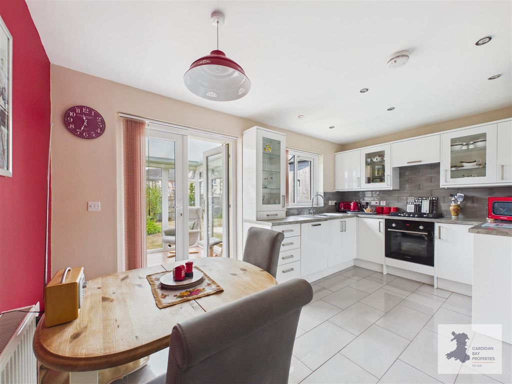 Property photo 2 of 40 Kitchen/Dining Room
