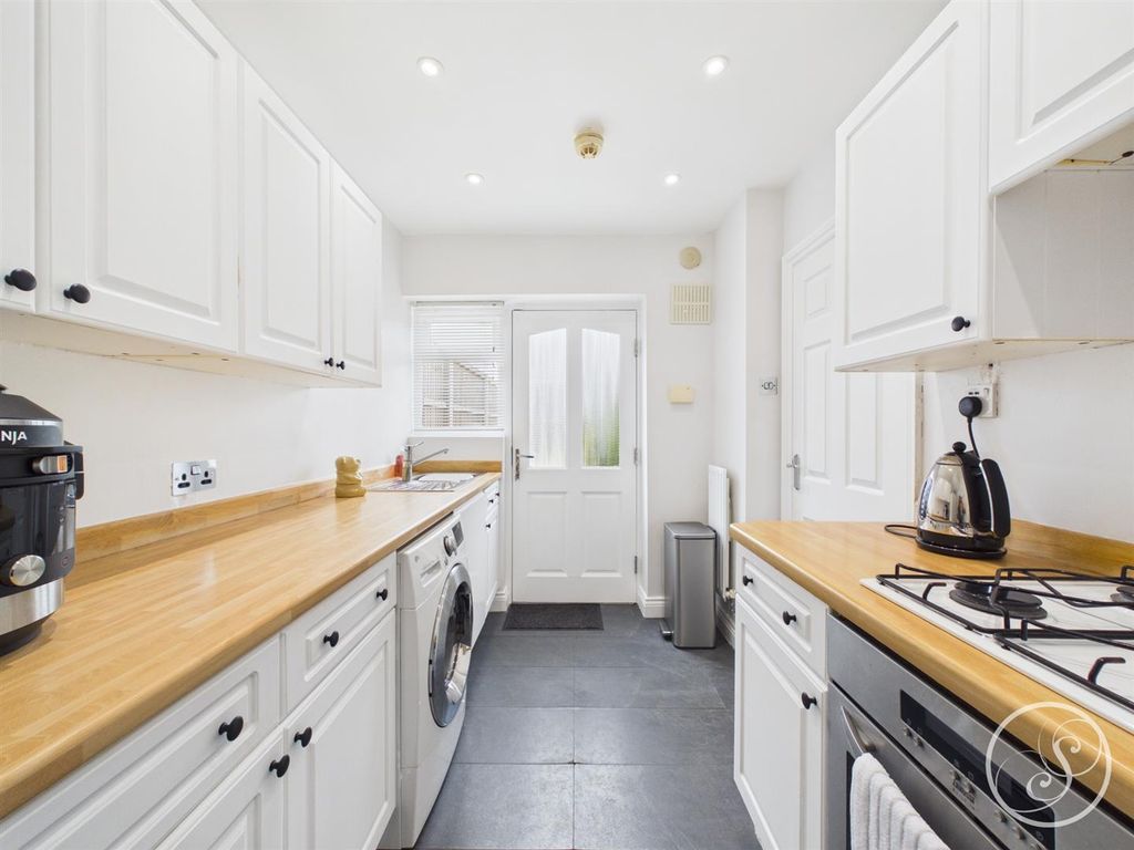 Property photo 3 of 16 Kitchen