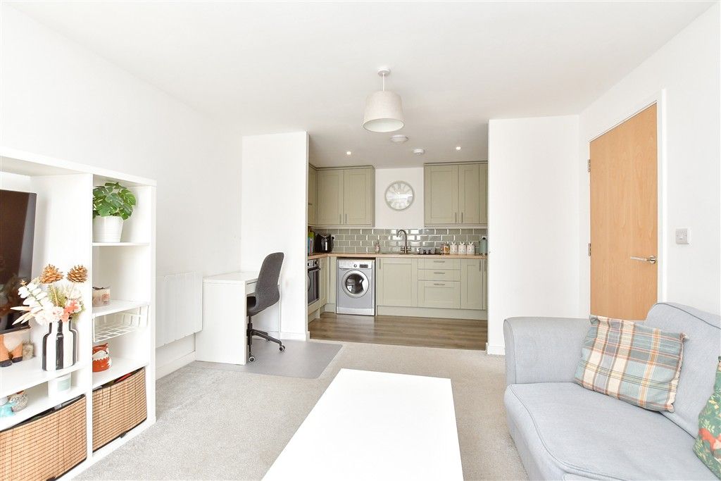 Property photo 3 of 8 Lounge