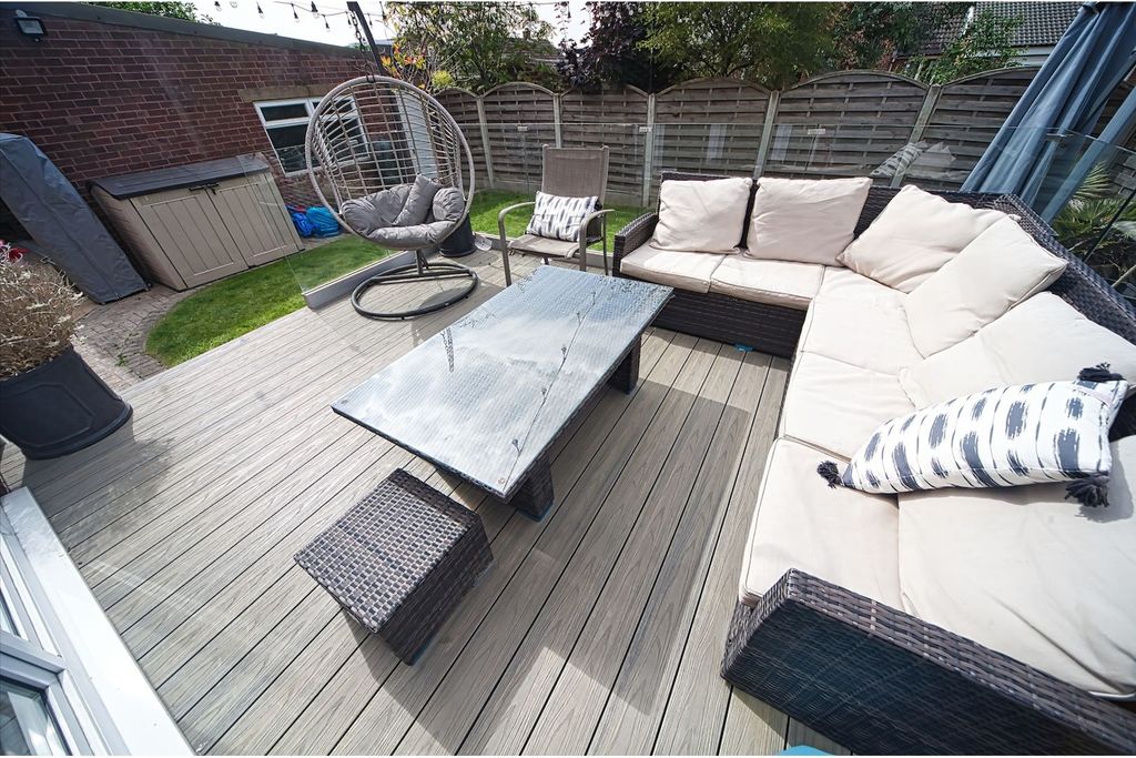 Property photo 3 of 25 Decking