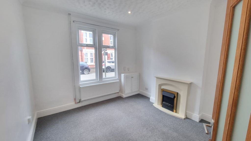 Property photo 2 of 17 Lounge