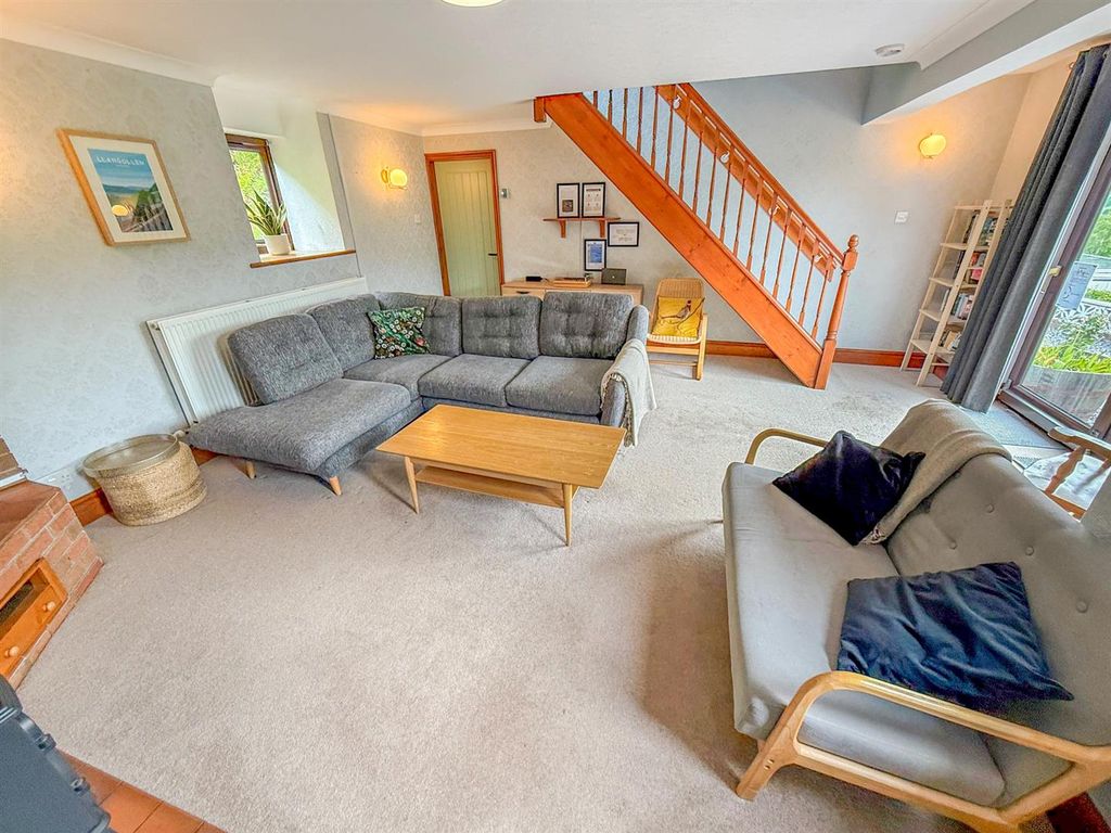 Property photo 2 of 19 Lounge