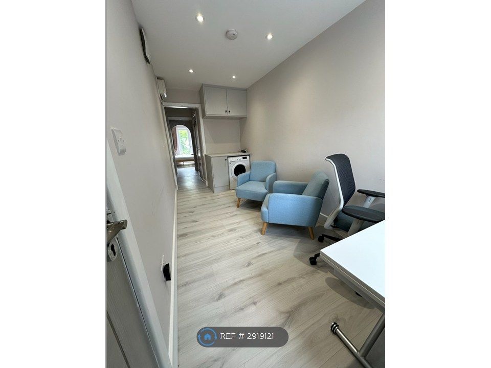 Property photo 1 of 7 Living Room