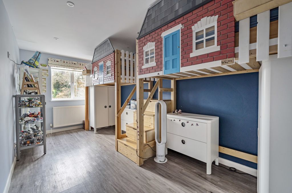 Additional image 11 of 4 bed detached house for saleCatena Rise, Lightwater, Surrey GU18