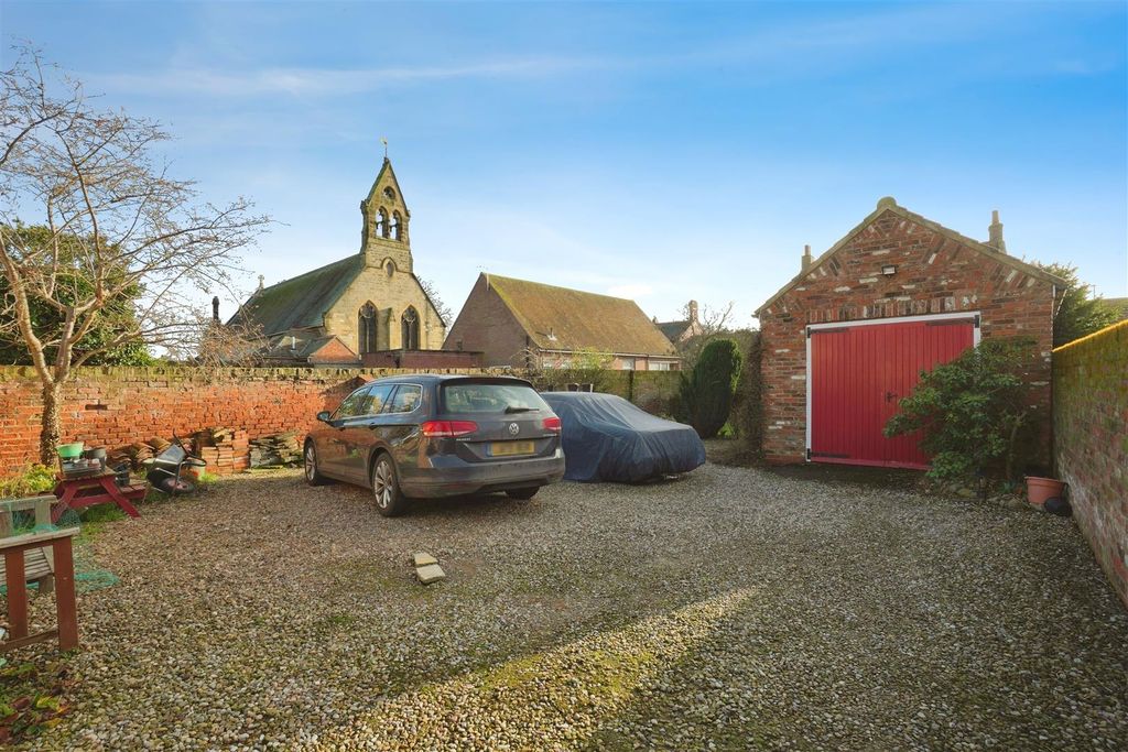Property photo 3 of 18 External