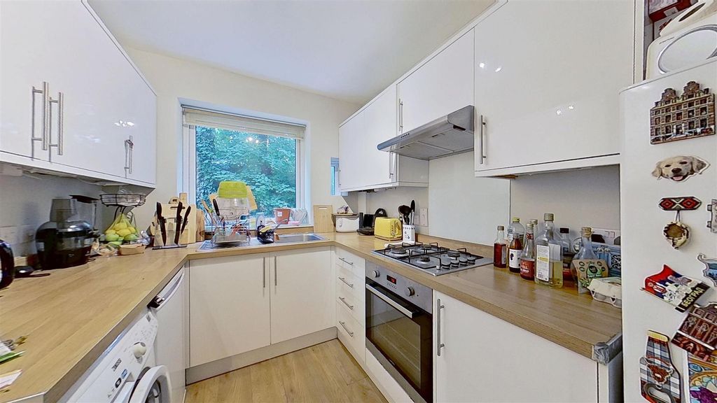 Property photo 2 of 9 St-Andrews-Court-Waynflete-Street-Sw18-06262025_18