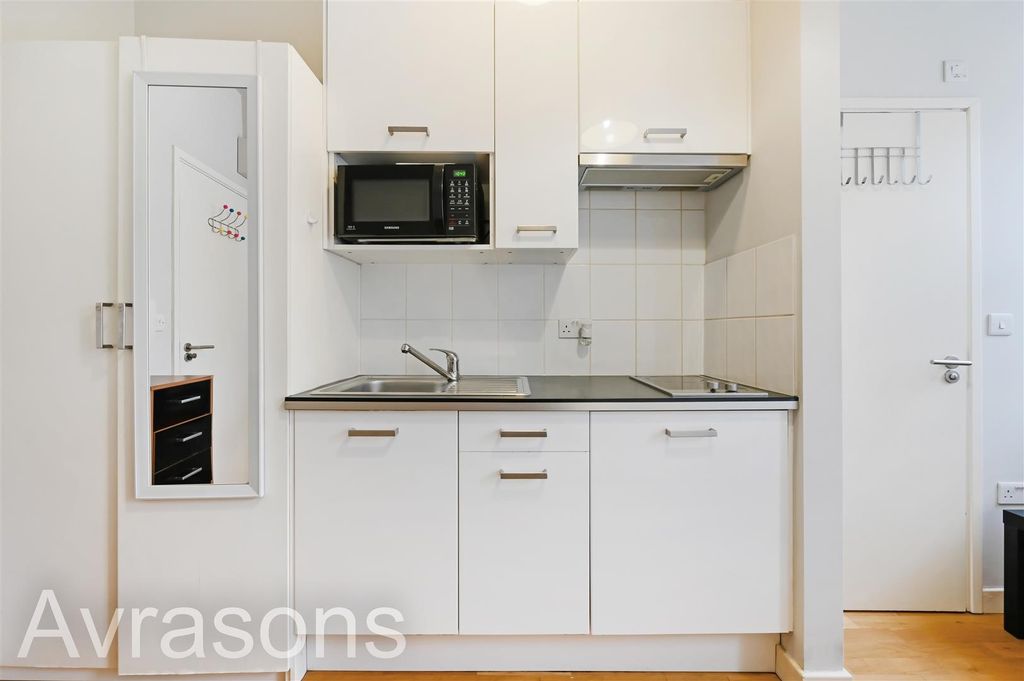 Property photo 2 of 9 Kitchen