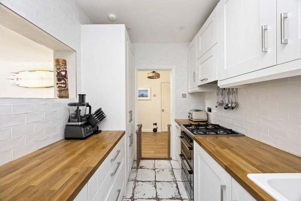 Property photo 3 of 11 Kitchen