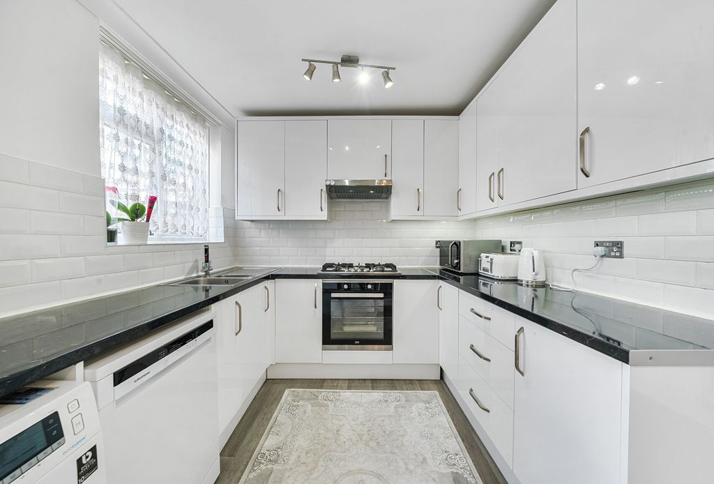 Property photo 2 of 21 1349879-11-68c007...