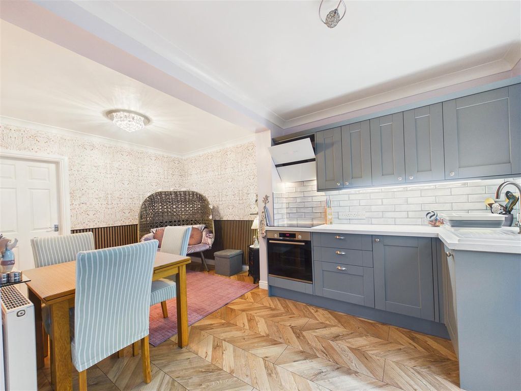 Property photo 3 of 13 Cam05451G0-Pr0104-Still019.Jpg