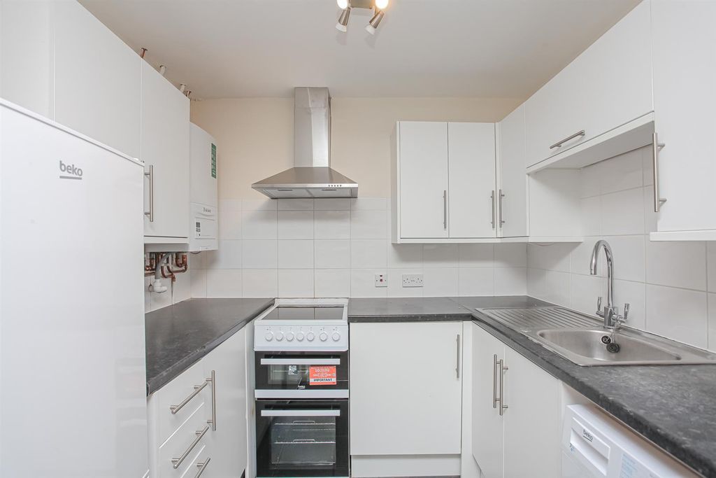 Property photo 3 of 20 Flat 3, 54 Lyne Road (1).Jpg