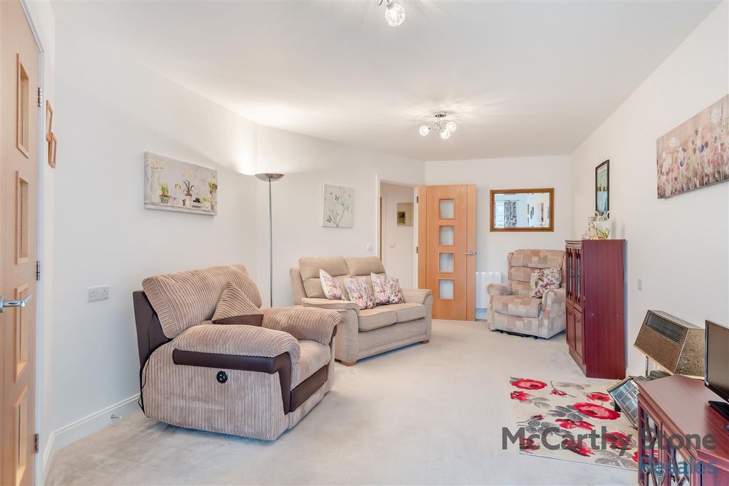 Property photo 3 of 18 8631092-Interior04.Jpg