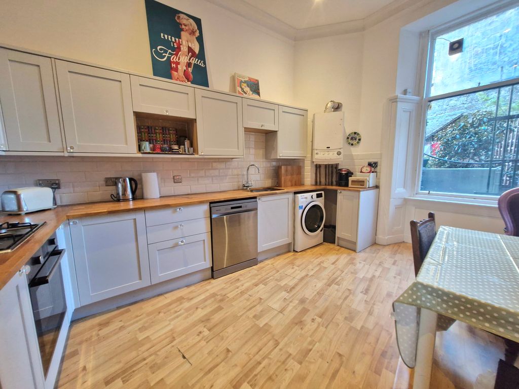Property photo 3 of 10 Kitchen