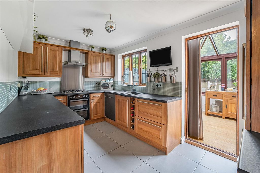 Property photo 3 of 39 Kitchen