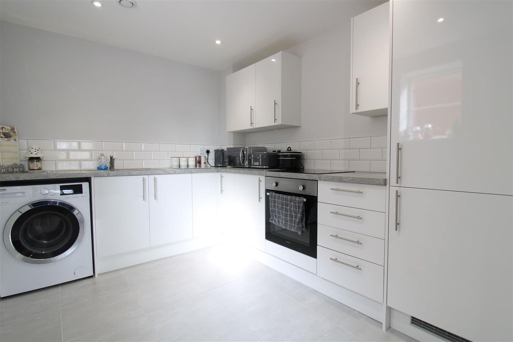 Property photo 2 of 9 Kitchen