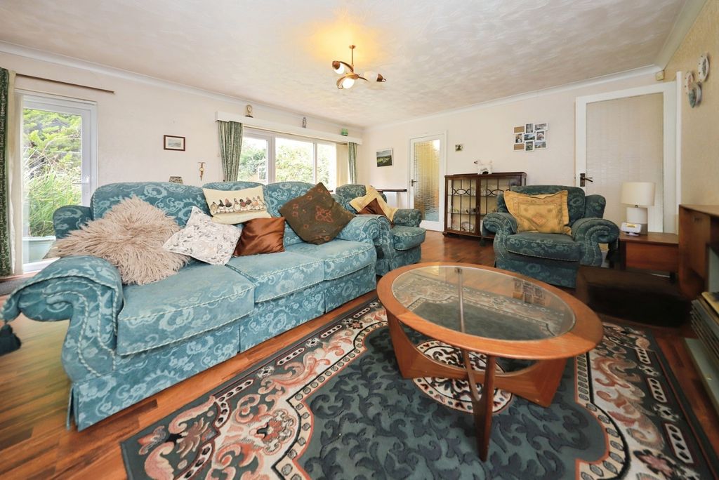 Property photo 2 of 13 Lounge