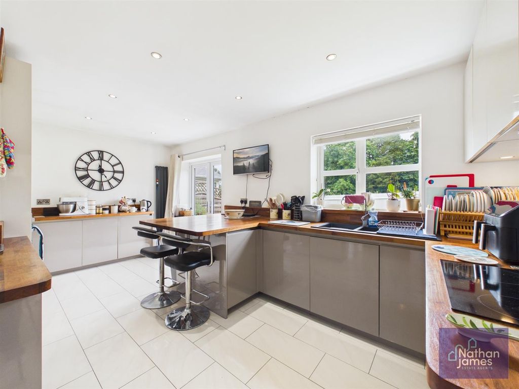 Property photo 2 of 18 Kitchen