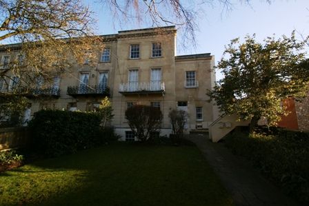 Property photo 1 of 8 13 Melrose Place 008