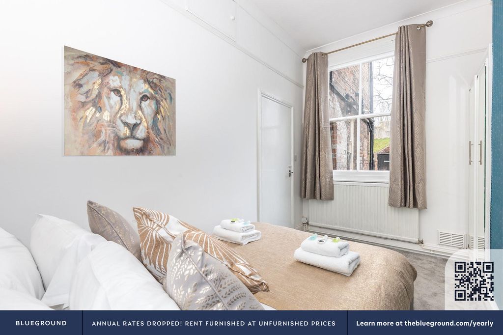 Property photo 3 of 25 Living Room