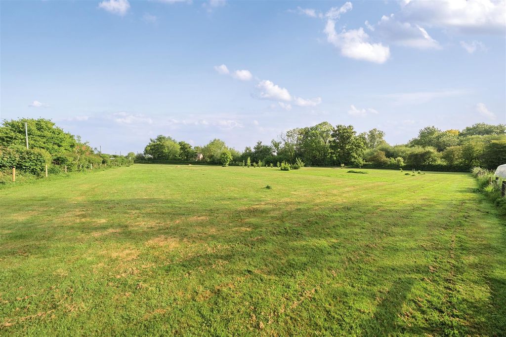 Property photo 2 of 23 Paddock
