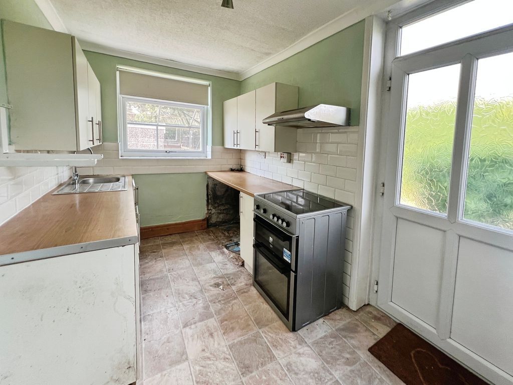 Property photo 3 of 18 Kitchen