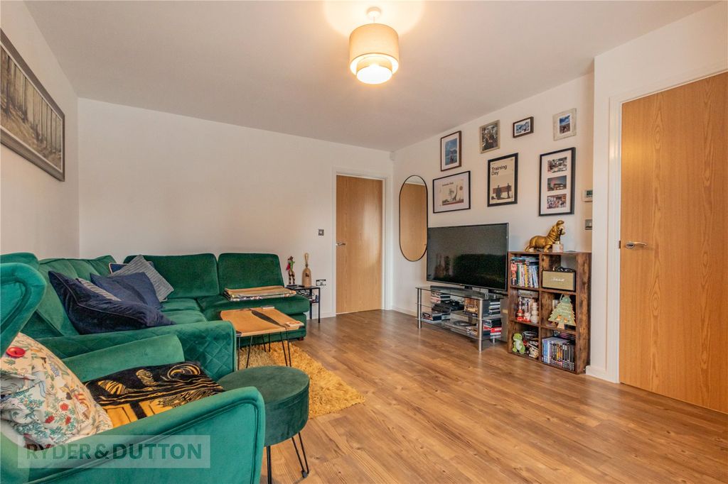 Property photo 3 of 19 Lounge