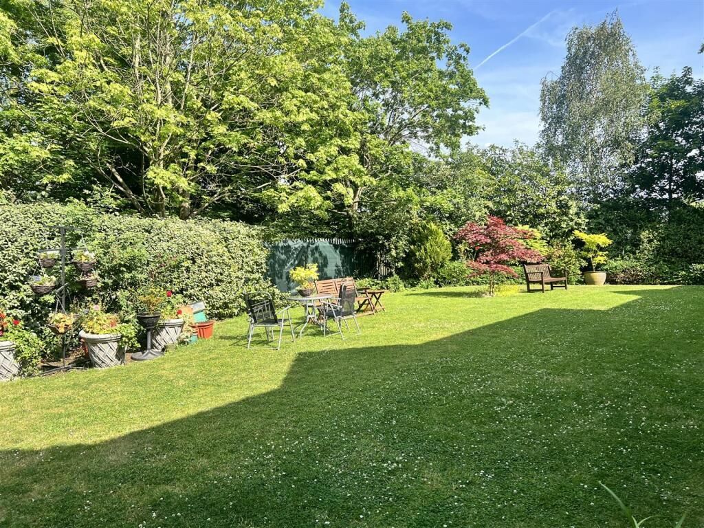 Property photo 2 of 9 Communal Gardens.Jpeg