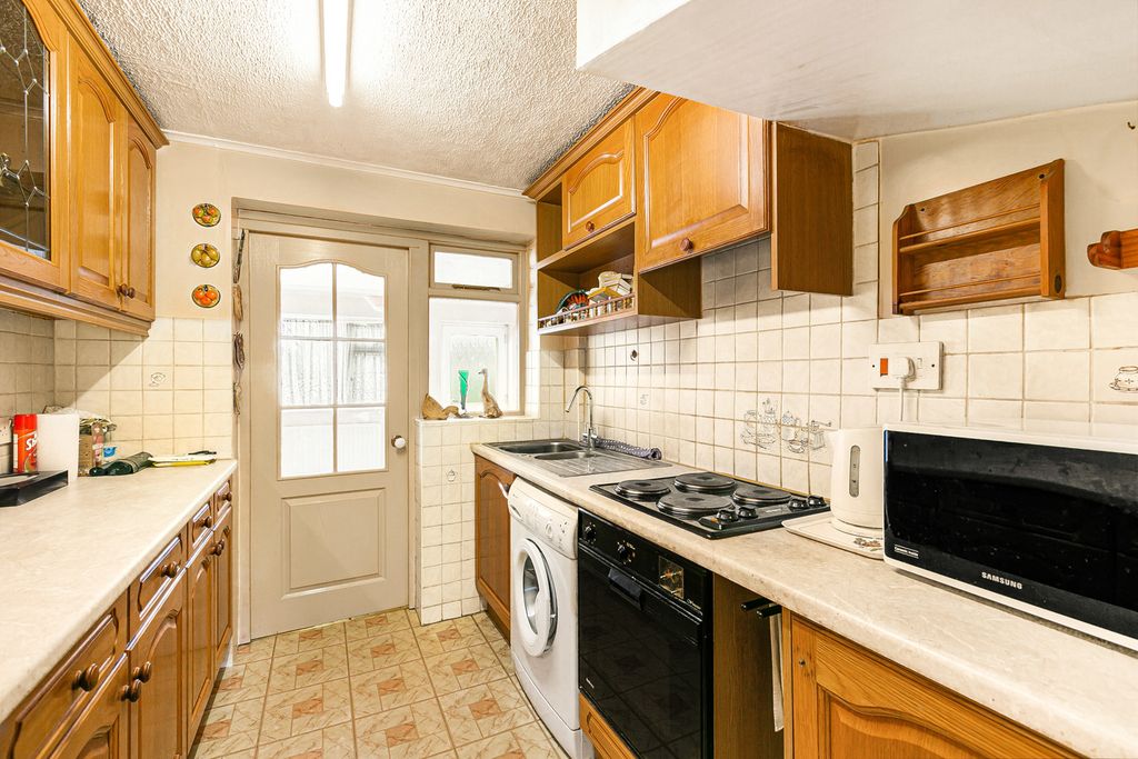 Property photo 3 of 18 Kitchen