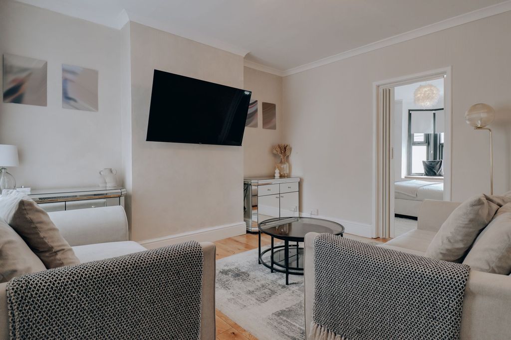 Property photo 1 of 10 Living Room
