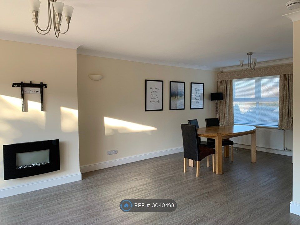 Property photo 3 of 23 Living/Dining Room