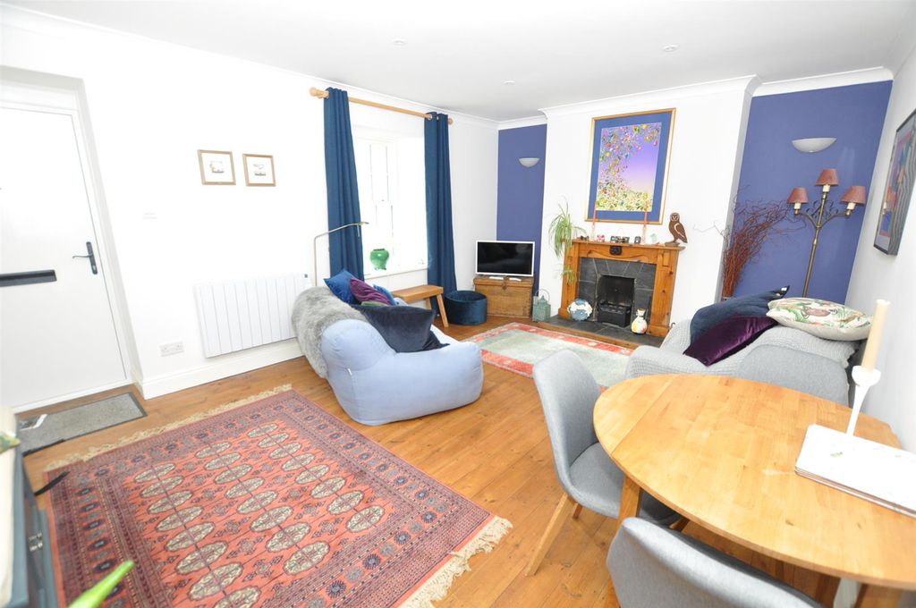 Property photo 3 of 20 Lounge