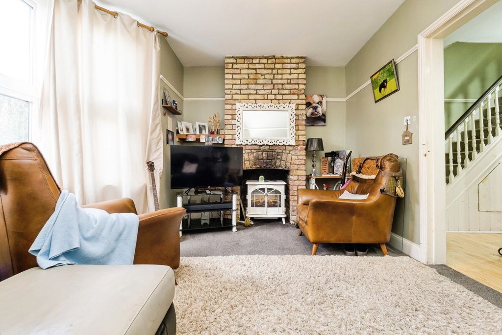 Property photo 2 of 19 Lounge