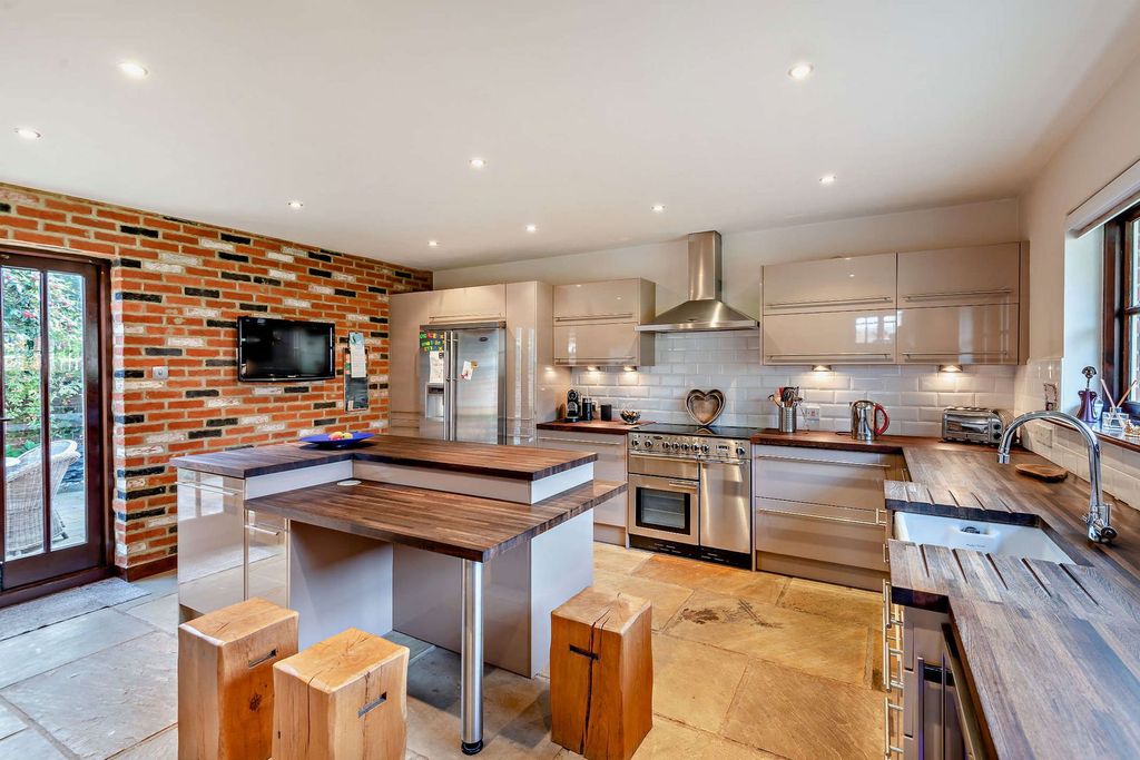 Property photo 2 of 24